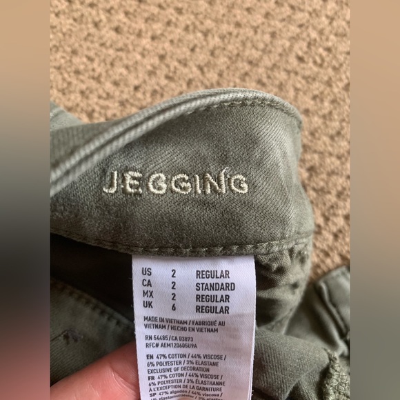 American Eagle ripped jeggings. Size 2. Great condition! Asking $15 - Picture 4 of 4